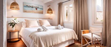 Habitación doble Confort, vista al patio | Caja de seguridad en la habitación y cortinas blackout