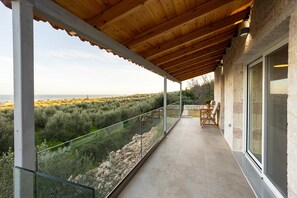 Ein Balkon mit Blick auf eine felsige Landschaft und Vegetation.