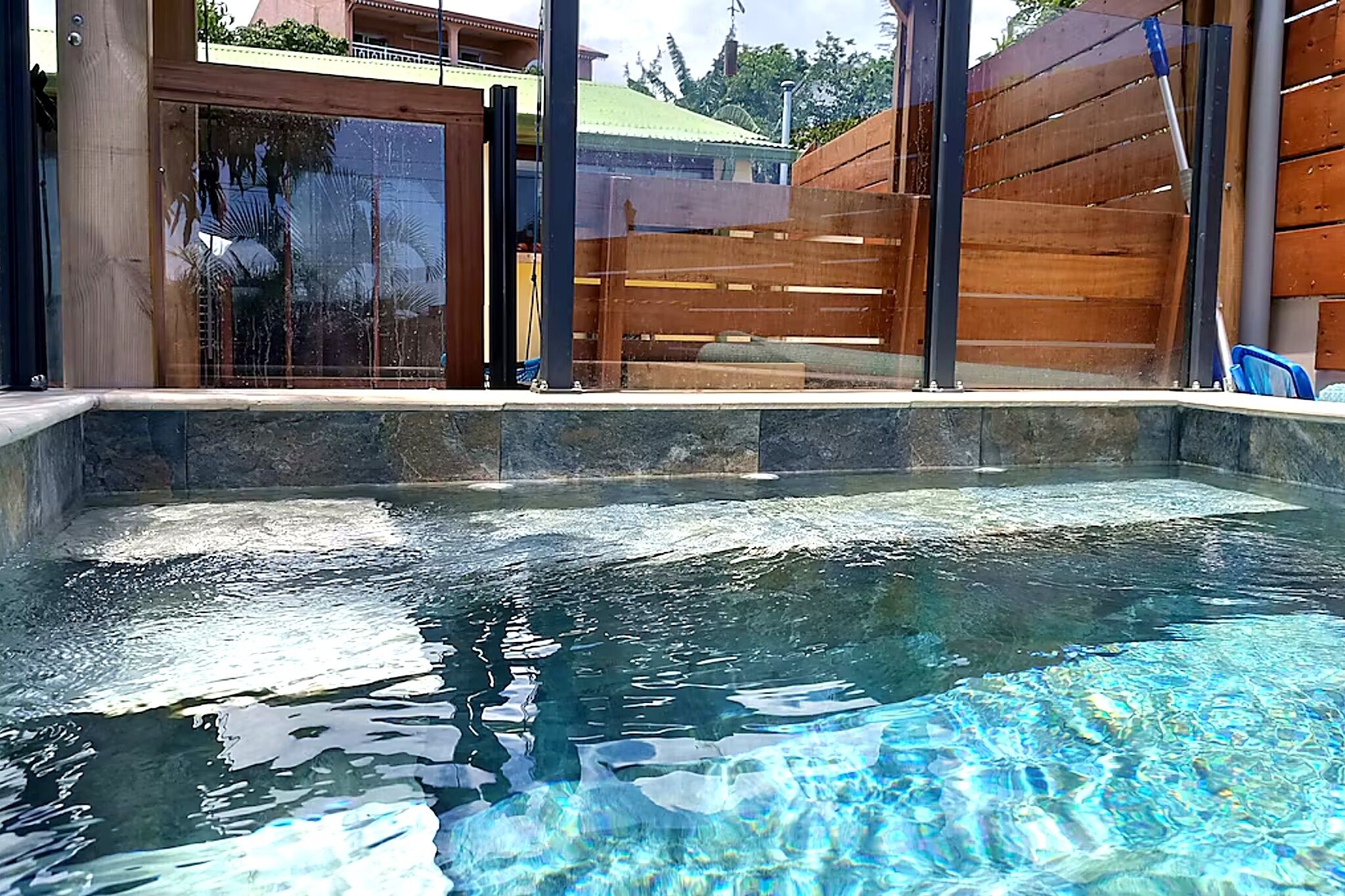 Utendørsbasseng og et oppvarmet basseng