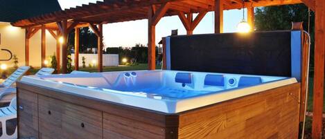 House | Outdoor spa tub