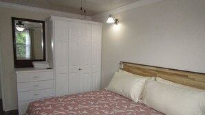 1 habitación, tabla de planchar con plancha, wifi gratis y ropa de cama 