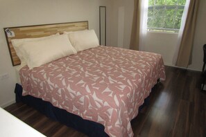 1 slaapkamer, een strijkplank/strijkijzer, gratis wifi, beddengoed