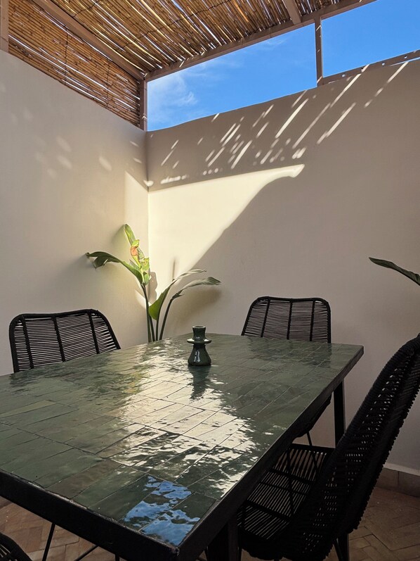 รับประทานอาหารกลางแจ้ง