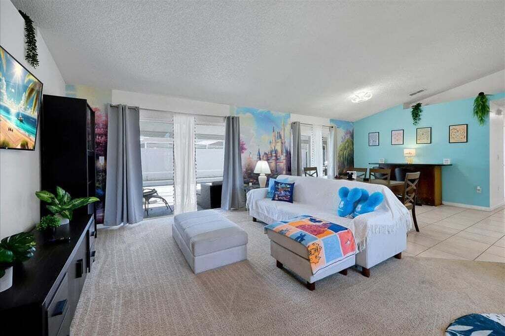 TV connectée, livres, chaîne hi-fi