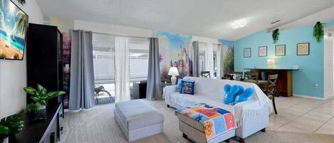 TV connectée, livres, chaîne hi-fi