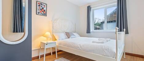 5 bedrooms, iron/ironing board, WiFi, bed sheets