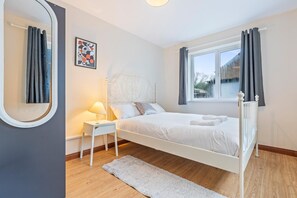 5 bedrooms, iron/ironing board, WiFi, bed sheets - Oxford Cowley city resort with parking and family friendly (Oxford)