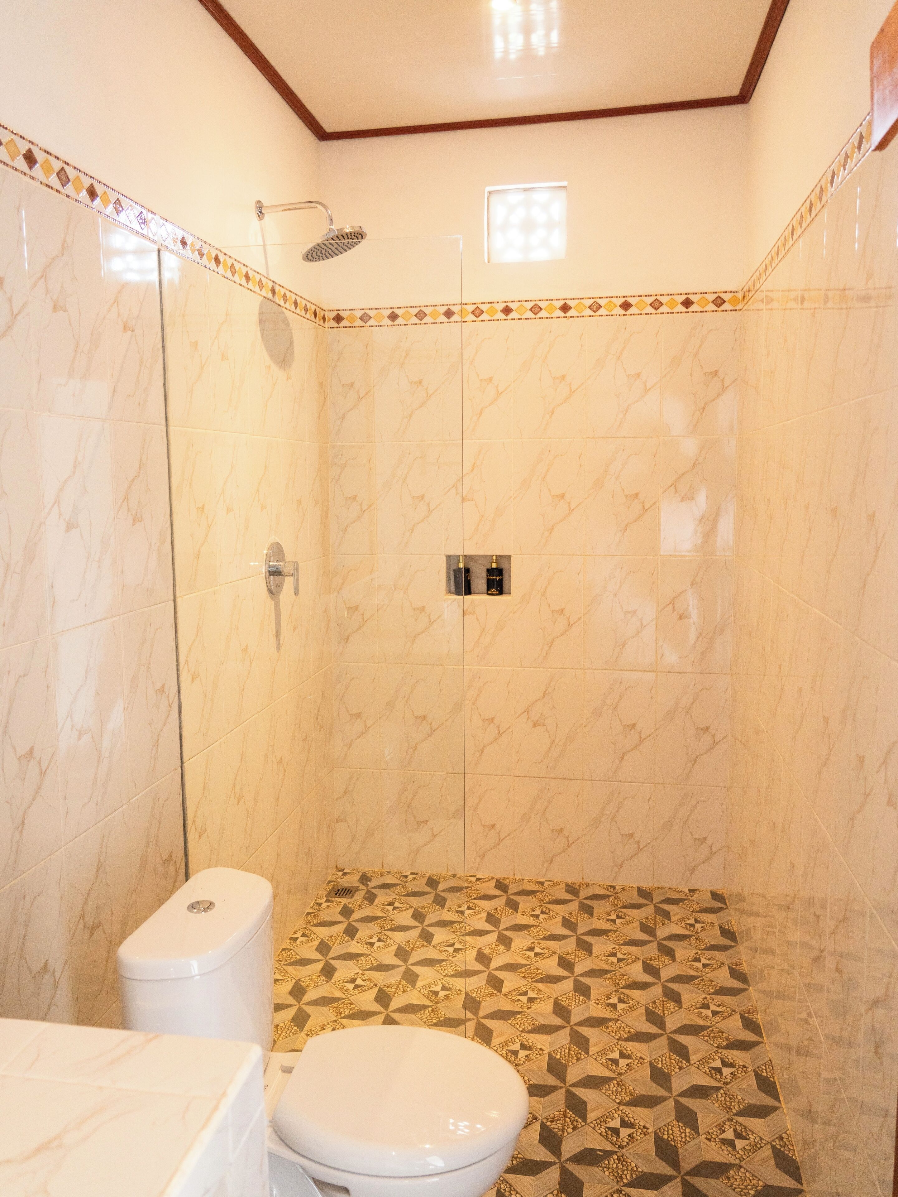 Een douche, handdoeken, zeep, shampoo