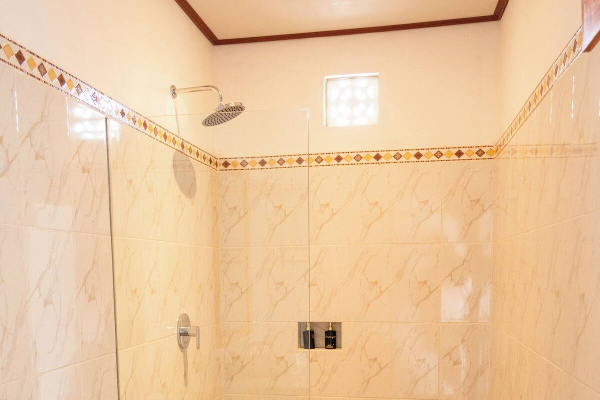 Een douche, handdoeken, zeep, shampoo