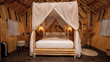 Exclusive Villa, 1 King Bed, Balcony, Garden View | Free WiFi, bed sheets