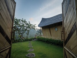 Exclusive Villa, 1 King Bed, Balcony, Garden View