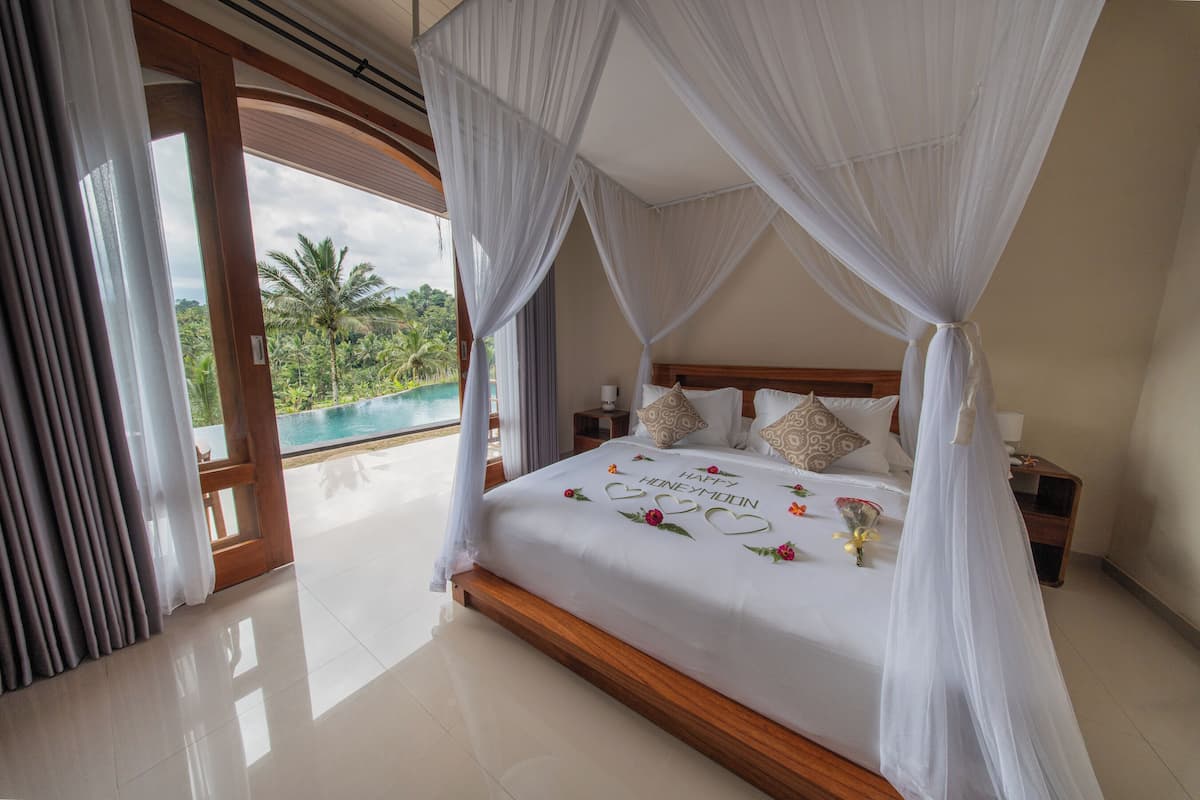 Habitación Deluxe doble, bañera accesible, vistas a la piscina | Wifi gratis y ropa de cama