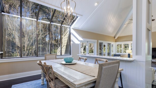 A dining area with a white table, chairs, and a blue bowl. - 1981 St Andrews: Pet Friendly 2 Beds, 2 Baths, Palmetto Dunes villa (Hilton Head Island)
