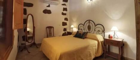 2 bedrooms, iron/ironing board, Internet, bed sheets