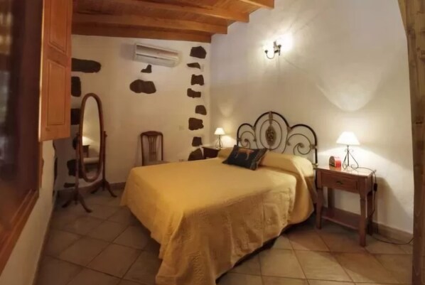 2 bedrooms, iron/ironing board, internet, bed sheets