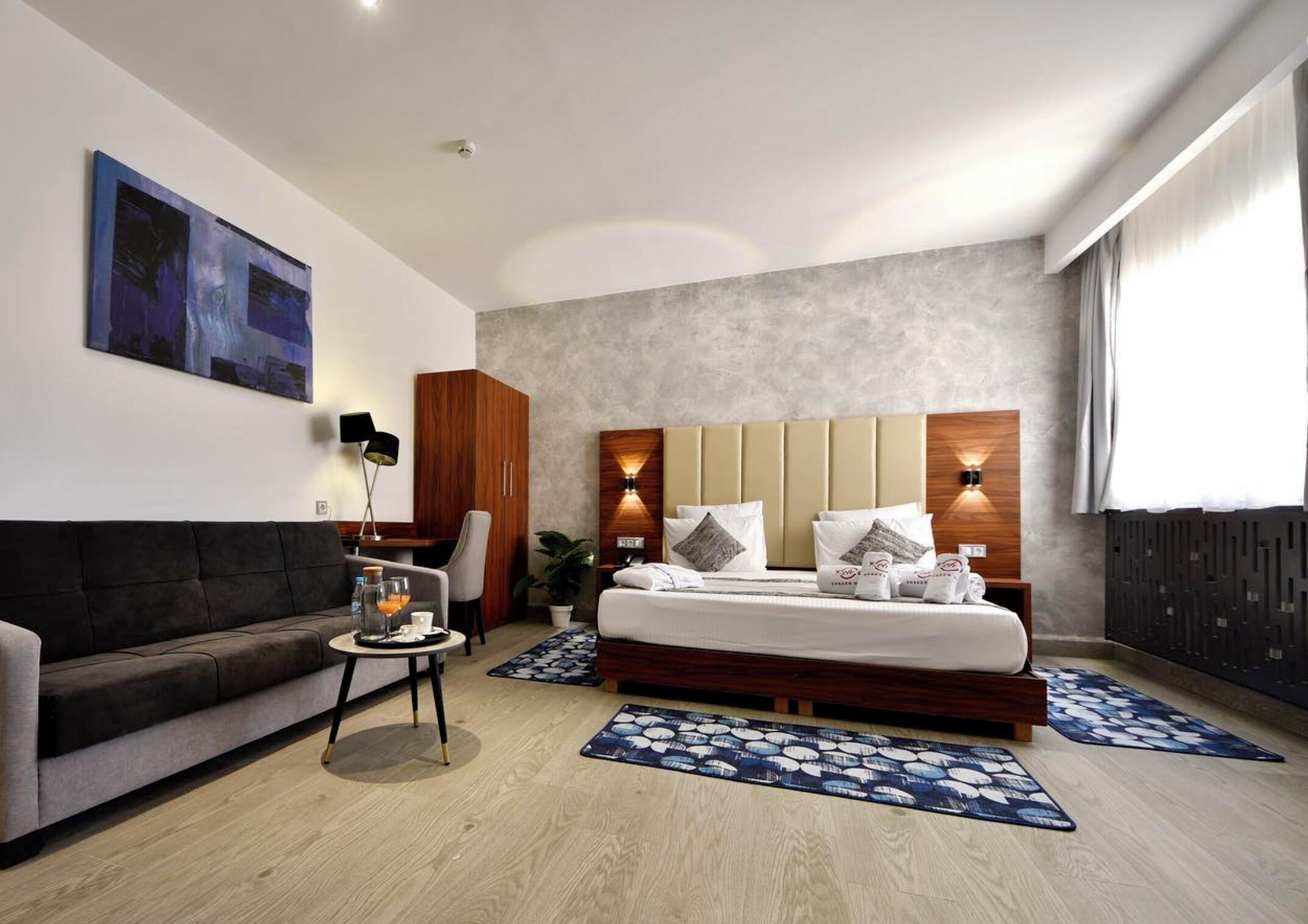 Dobbelt- eller tomannsrom – standard | Minibar, safe på rommet, skrivebord og skrivebord for bærbar PC