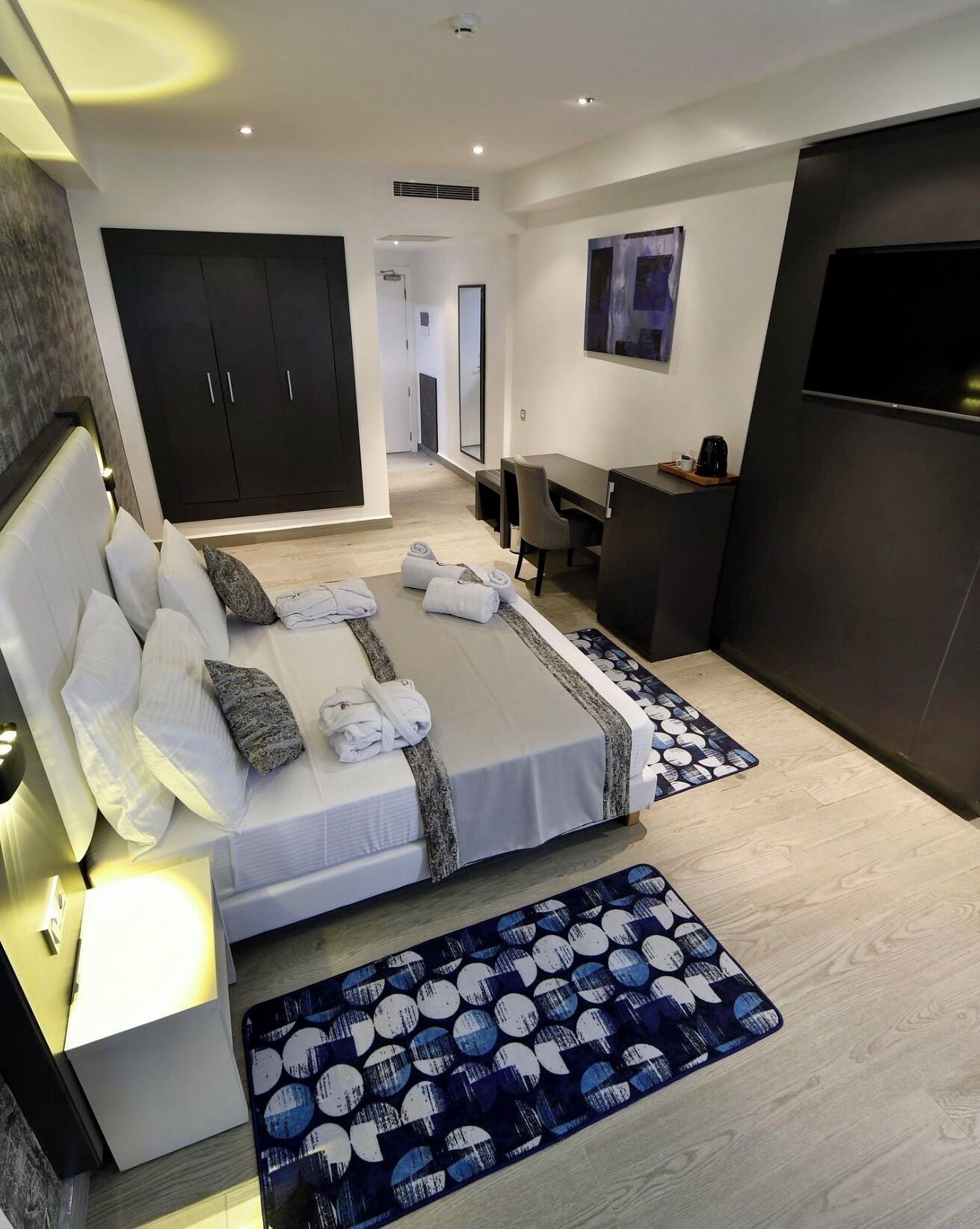 Standard Double or Twin Room | Bar mini, peti besi dalam bilik, meja, ruang kerja komputer riba 