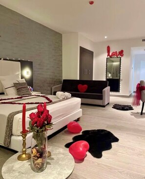 Minibar, in-room safe, desk, laptop workspace - Chaker Hotel (Batna)