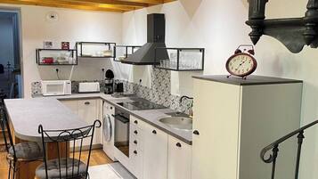 Huoneisto | Yksityinen keittiö | Syöttötuoli, siivousvälineet