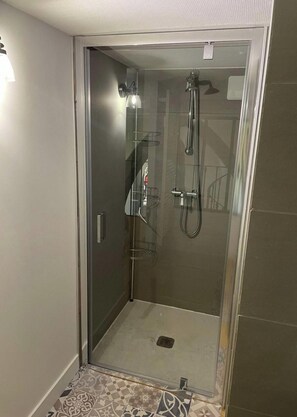 Apartment | Bathroom | Hair dryer, shampoo - La Chapelle - Le Mont Dore 2 Pers (Mont-Dore)