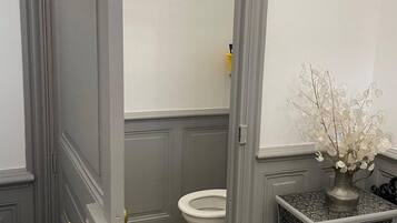 Apartment | Bathroom | Hair dryer, shampoo