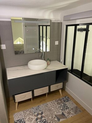 Apartment | Bathroom | Hair dryer, shampoo - La Chapelle - Le Mont Dore 2 Pers (Mont-Dore)