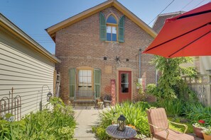 Apartment (0 Bedroom) | Front of property - 1 Block to Main St: 'second Street Carriage House' (Madison)