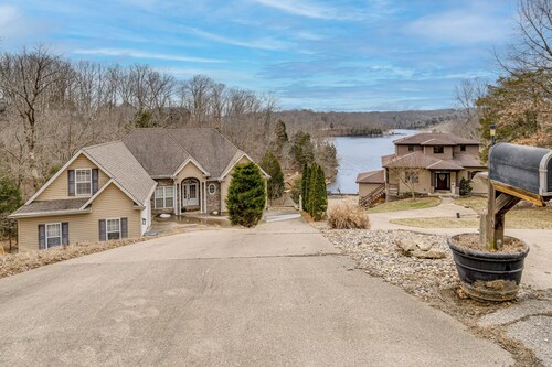 Canoe, Swim & Hike: Lakefront Brandenburg Home!