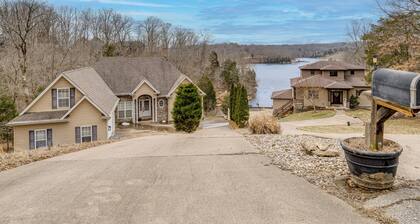 Canoe, Swim & Hike: Lakefront Brandenburg Home!