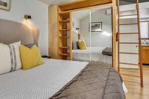 Apartment (0 Bedroom) | Interior - Walk to Dtwn Ashland! Couple's Retreat w/ Yard (Ashland)