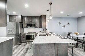 Interior - Easy Commute to Philly: Traveling Pros' Hub! (Levittown)