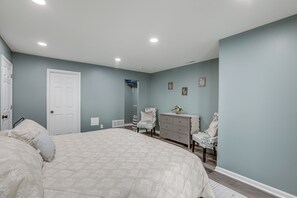 Interior - Easy Commute to Philly: Traveling Pros' Hub! (Levittown)