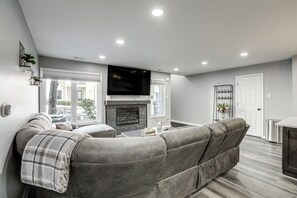 Interior - Easy Commute to Philly: Traveling Pros' Hub! (Levittown)