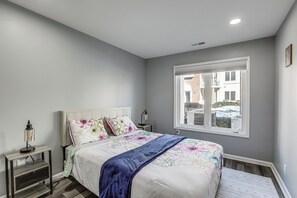 Interior - Easy Commute to Philly: Traveling Pros' Hub! (Levittown)