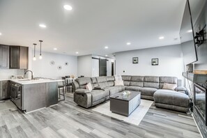 Interior - Easy Commute to Philly: Traveling Pros' Hub! (Levittown)