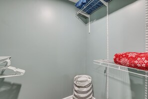 Interior - Easy Commute to Philly: Traveling Pros' Hub! (Levittown)