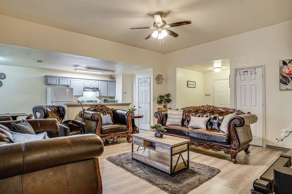 Cozy Home w/ Easy Access to Grand Prairie & Big D! - Cockrell Hill, TX