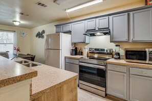 A modern kitchen with stainless steel appliances, granite countertops, and light gray cabinetry. - 16 Mi to Dallas Stadium! Home w/ Easy City Access (Dallas)