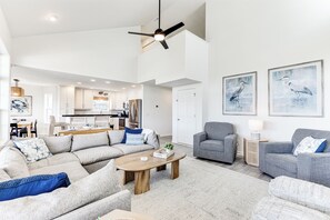 Smart TV, fireplace, books - Stunning Views • 2 minute walk to beach • Charming Beach House (Ocean Isle Beach)