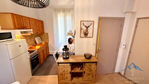Apartment | Private kitchen | High chair - Hub Near the Village Stream (Mont-Dore)