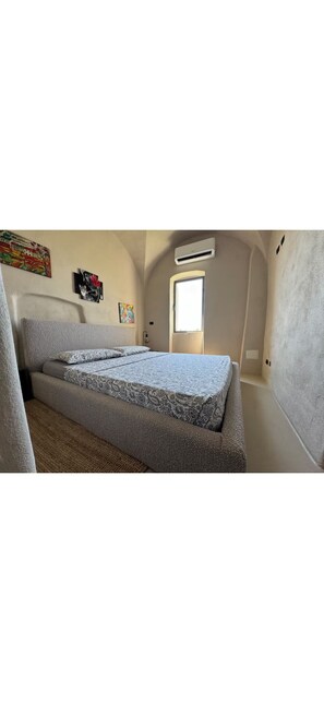 Unclassified image, 4 of 8, button - The turret (Sanremo)