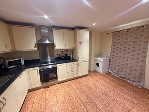 Fridge, microwave, oven, stovetop - Cozy Apartment Flat 4 Guildford Court (Colchester)