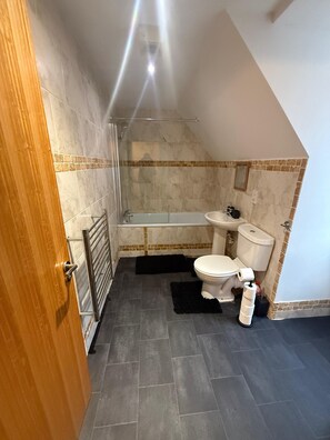 Shower, hair dryer, towels - Cozy Apartment Flat 4 Guildford Court (Colchester)