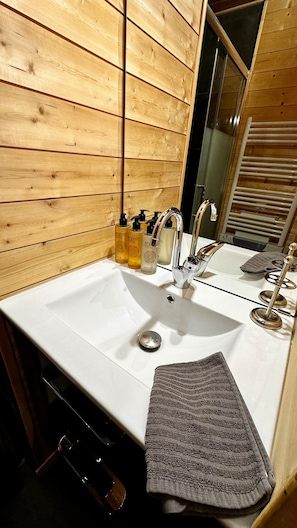 Chalet | Bathroom | Hair dryer - Chalet Le Salers - Mont Dore 10pers (Mont-Dore)