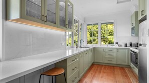 Frigorifero, microonde, forno, piano cottura