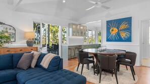 TV, fireplace - Shanti for 6 at Berry (Bellawongarah)