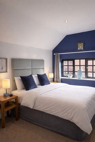 The Ascot Room @ The Three Horseshoes is a Boutique Room with free parking