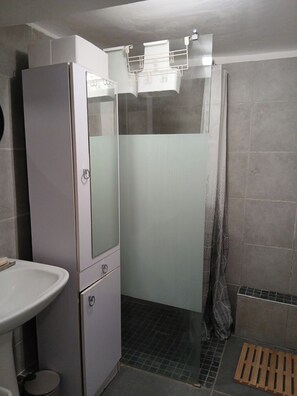 Hair dryer, towels, soap, toilet paper - Lovely apartment in village house, pedestrian street, right in the center of town. (Auriol)
