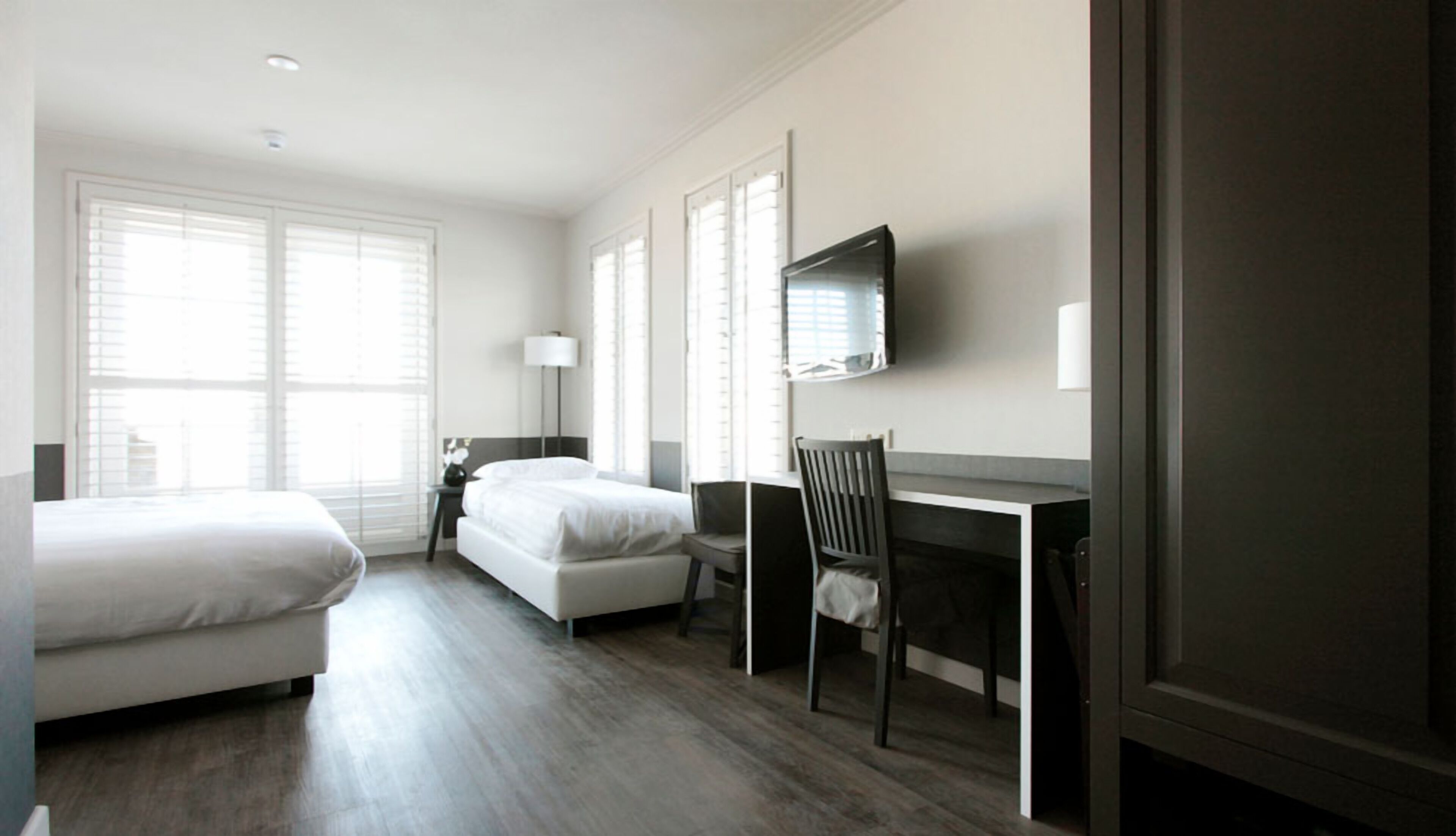 Unit with three single beds