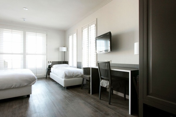 Unit with three single beds